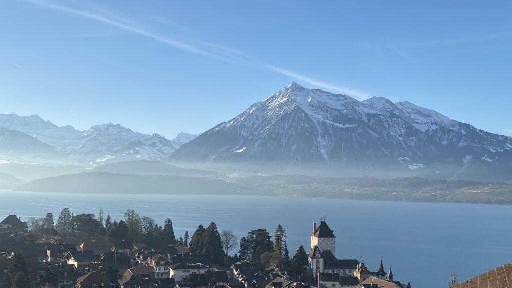 oberhofen-schloss-niesen-berner-oberland